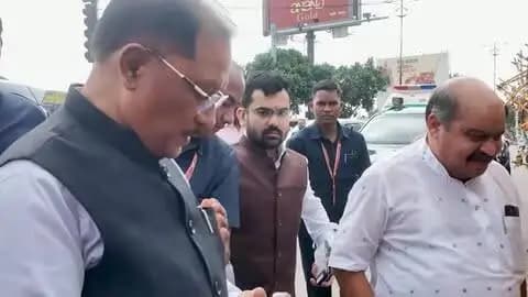 वोकल फॉर लोकल को मिली मजबूती और एक दीया प्रधानमंत्री जी के सेवा के संकल्प से जुड़ गया।
तेलीबांधा मरीन ड्राइव पर मुख्यमंत्री श्री विष्णु देव साय ने बड़ी ही सहजता से स्थानीय दीप विक्रेता मीरा से आत्मीय संवाद कर ‘आशीर्वाद का दीया’ खरीदा और उनके श्रम का सम्मान किया, देखें इसकी झलक…
प्रधानमंत्री श्री नरेंद्र मोदी जी के सेवा और जनकल्याण के संकल्प का स्मरण करते हुए मुख्यमंत्री श्री साय ने 17 सितंबर को आशीर्वाद का दीया जलाकर सेवा संकल्प अभियान 2026 से जुड़ने की अपील भी की।
@PMOIndia @narendramodi @vishnudsai
#सेवा_संकल्प_अभियान #आशीर्वाद_का_दीया #VocalForLocal #SevaSankalpAbhiyan #AshirwadKaDiya