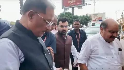 वोकल फॉर लोकल को मिली मजबूती और एक दीया प्रधानमंत्री जी के सेवा के संकल्प से जुड़ गया।
तेलीबांधा मरीन ड्राइव पर मुख्यमंत्री श्री विष्णु देव साय ने बड़ी ही सहजता से स्थानीय दीप विक्रेता मीरा से आत्मीय संवाद कर ‘आशीर्वाद का दीया’ खरीदा और उनके श्रम का सम्मान किया, देखें इसकी झलक…
प्रधानमंत्री श्री नरेंद्र मोदी जी के सेवा और जनकल्याण के संकल्प का स्मरण करते हुए मुख्यमंत्री श्री साय ने 17 सितंबर को आशीर्वाद का दीया जलाकर सेवा संकल्प अभियान 2026 से जुड़ने की अपील भी की।
@PMOIndia @narendramodi @vishnudsai
#सेवा_संकल्प_अभियान #आशीर्वाद_का_दीया #VocalForLocal #SevaSankalpAbhiyan #ViksitChhattisgarh Sushasansarkar AshirwadKaDiya NarendraModi VishnuDeoSai