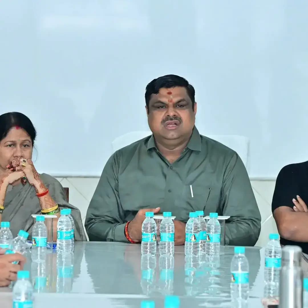 दुर्ग विधानसभा क्षेत्र में आज कैबिनेट मंत्री श्री गजेन्द्र यादव ने प्रधानमंत्री श्री नरेन्द्र मोदी जी के जन्मदिवस एवं सेवा संकल्प अभियान के अंतर्गत आयोजित होने वाले “आशीर्वाद का दीया” कार्यक्रम की तैयारियों को लेकर सर्किट हाउस में बैठक की।
बैठक में दुर्ग नगर निगम के महापौर, सभापति, एमआईसी सदस्य एवं पार्षदगण उपस्थित रहे। इस दौरान कार्यक्रम की रूपरेखा, तैयारियों एवं विभिन्न जिम्मेदारियों को लेकर जनप्रतिनिधियों के साथ विस्तृत चर्चा की गई।
श्री गजेन्द्र यादव ने प्रधानमंत्री श्री नरेन्द्र मोदी जी की 25 वर्षों की जनसेवा, समर्पण एवं राष्ट्रहित के संकल्प को जन-जन तक पहुंचाने के लिए सभी जनप्रतिनिधियों एवं कार्यकर्ताओं से सक्रिय सहभागिता सुनिश्चित करने का आह्वान किया।
#सेवा_संकल्प_अभियान #SevaSankalpAbhiyan #SevaSankalp #आशीर्वाद_का_दीया #JanSeva