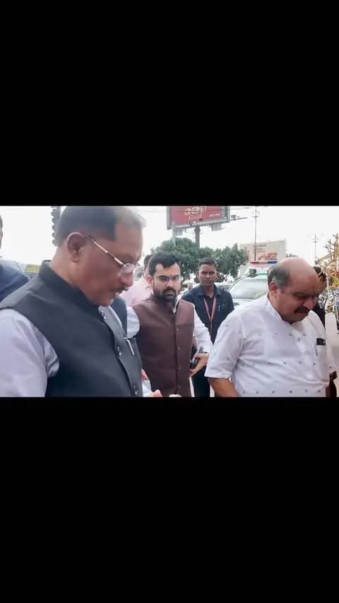 वोकल फॉर लोकल को मिली मजबूती और एक दीया प्रधानमंत्री जी के सेवा के संकल्प से जुड़ गया।
तेलीबांधा मरीन ड्राइव पर मुख्यमंत्री श्री विष्णु देव साय ने बड़ी ही सहजता से स्थानीय दीप विक्रेता मीरा से आत्मीय संवाद कर ‘आशीर्वाद का दीया’ खरीदा और उनके श्रम का सम्मान किया, देखें इसकी झलक…
प्रधानमंत्री श्री नरेंद्र मोदी जी के सेवा और जनकल्याण के संकल्प का स्मरण करते हुए मुख्यमंत्री श्री साय ने 17 सितंबर को आशीर्वाद का दीया जलाकर सेवा संकल्प अभियान 2026 से जुड़ने की अपील भी की।
@PMOIndia @narendramodi @vishnudsai
#सेवा_संकल्प_अभियान #आशीर्वाद_का_दीया #VocalForLocal #SevaSankalpAbhiyan #ViksitChhattisgarh Sushasansarkar AshirwadKaDiya NarendraModi VishnuDeoSai