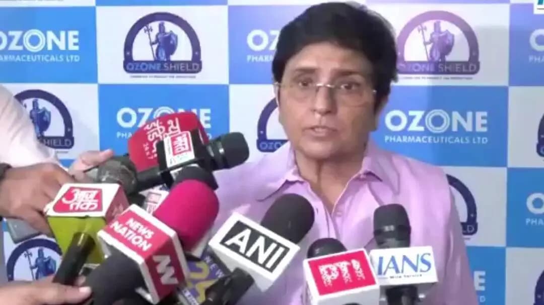 पूर्व राज्यपाल किरण बेदी ने कार्यक्रम में ओजोन शील्ड पर मीडिया से बात की