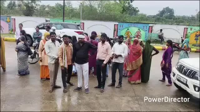 कर्वी: भगौता पुरवा में जल भराव समस्या से परेशान आधा सैकड़ा ग्रामीण पहुंचे डीएम कार्यालय