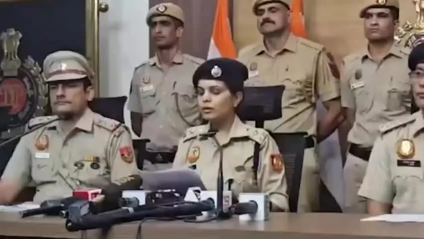 दिल्ली में दो शातिर स्नैचर गिरफ्तार, चोरी की 3 बाइक और 2 मोबाइल बरामद