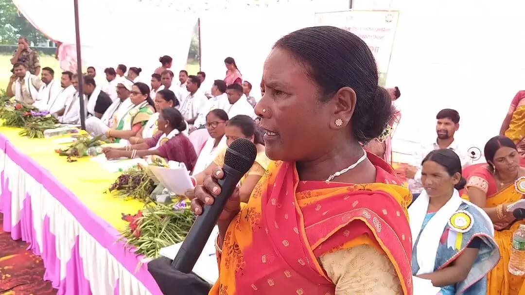 हंडिया दारू बनना व बेचना छोड़, फूलों झानो योजना से जुड़ कर सब्जी बेचकर कर महिला बनी आत्म निर्भर, विधायक ने बधाई दिया।
