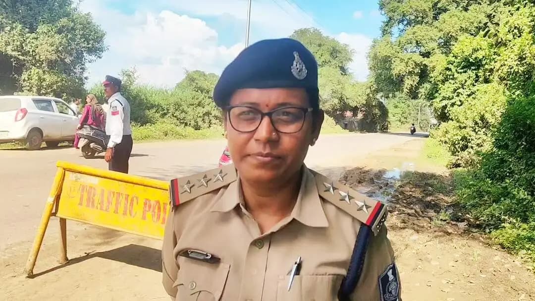 गाडरवारा: गाडरवारा भोपाल रोड पर यातायात व्यवस्था को लेकर यातायात पुलिस अधिकारी ममता तिवारी ने दिया संदेश