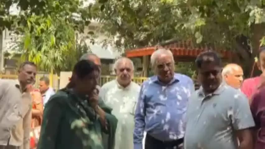 कालकाजी वार्ड से निगम पार्षद योग्यता सिंह डी ब्लॉक इलाके में पहुंच लिया स्वछता का जायजा
