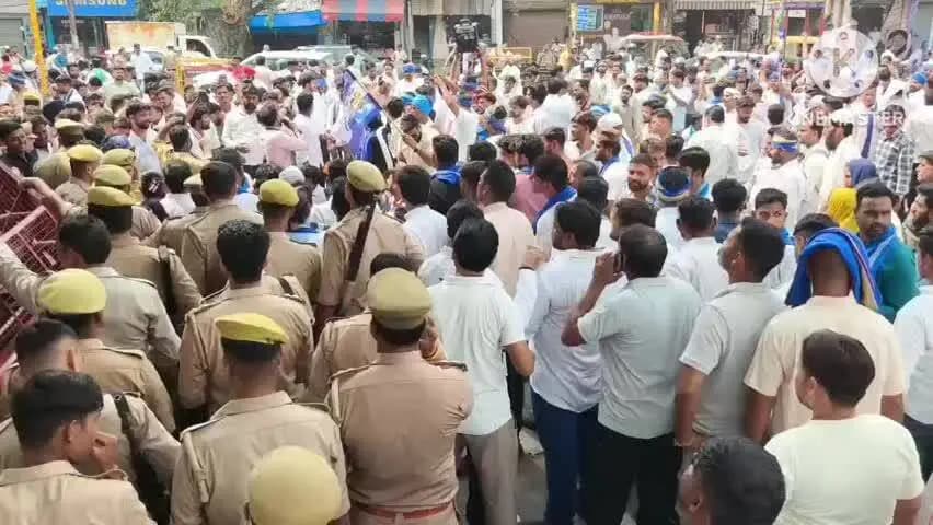 सहारनपुर: चंद्रशेखर आजाद के काफिले पर हमले समेत अन्य मुद्दों को लेकर सहारनपुर में आजाद समाज पार्टी ने किया प्रदर्शन