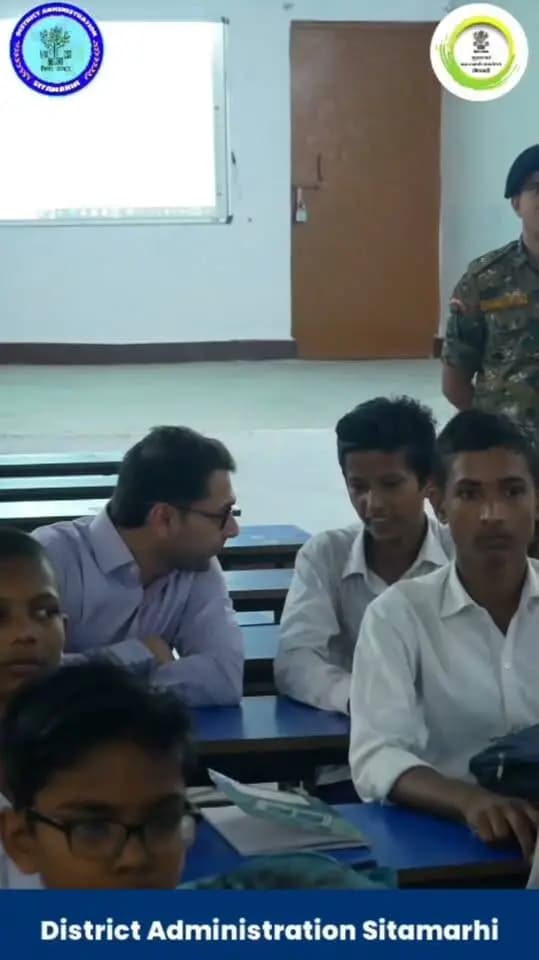 📚 मॉडल स्कूल में विद्यार्थियों के बीच जिलाधिकारी।
जिलाधिकारी श्री तनय सुल्तानिया ने आज सरस्वती विद्या निकेतन (मॉडल स्कूल), डुमरा का निरीक्षण किया।
निरीक्षण के दौरान जिलाधिकारी ने छात्र-छात्राओं से संवाद कर उनकी पढ़ाई एवं विद्यालय की व्यवस्थाओं के संबंध में फीडबैक लिया।
उन्होंने कक्षा में विद्यार्थियों के साथ बैठकर पढ़ाई के माहौल को करीब से समझा और स्वयं छात्र की भूमिका में बेंच पर बैठकर बच्चों का उत्साहवर्धन किया।
(बेहतर शिक्षा, बेहतर अवसर और उज्ज्वल भविष्य की ओर सीतामढ़ी का कदम)
CMO Bihar Information & Public Relations Department, Government of Bihar Bihar Education Department