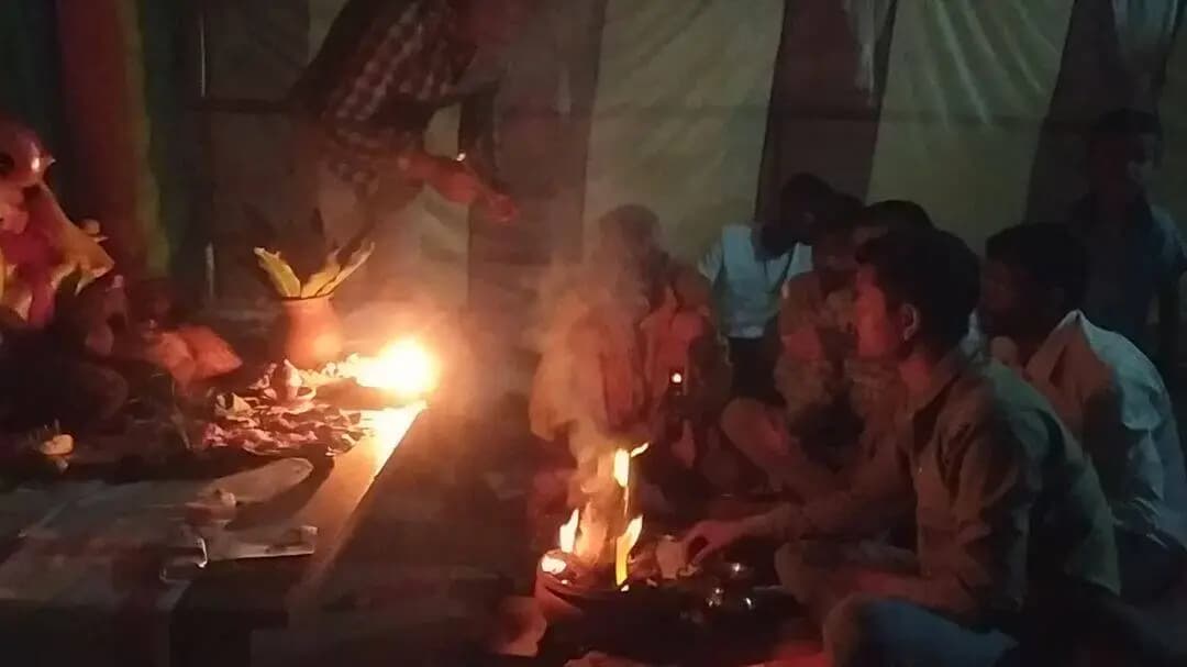 Ganesh puja ka aaj teesra din samapan ke dauran Puja paath karte pandith AVN upsthit mohalle ke bhaktjan