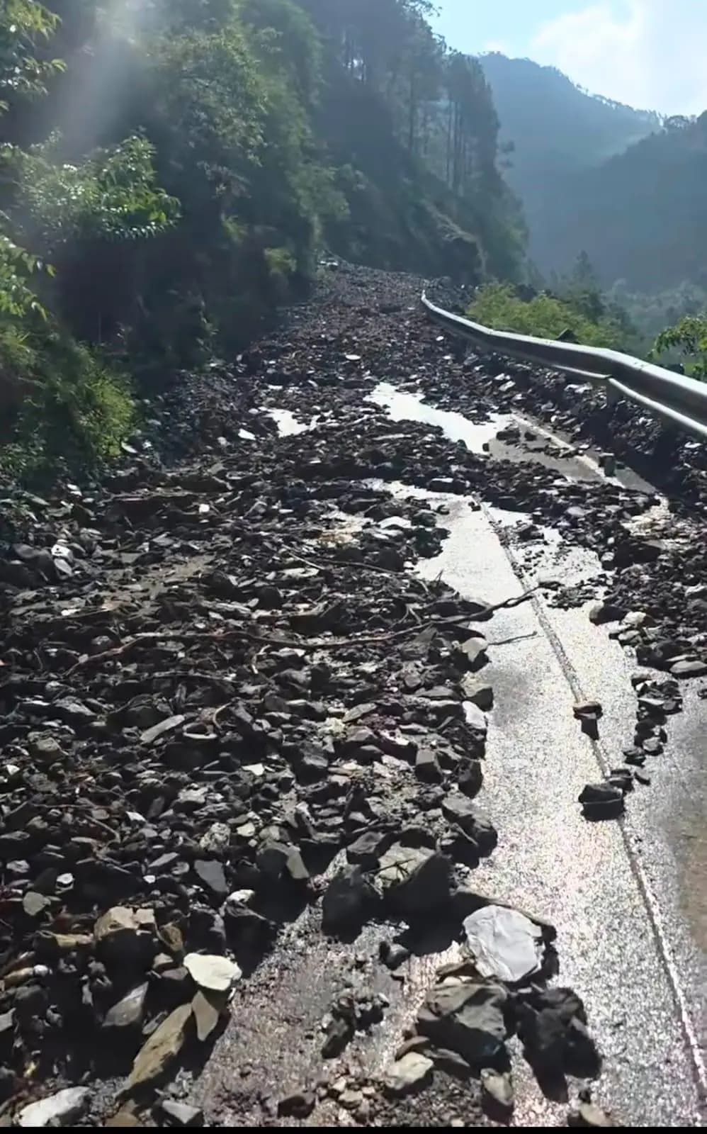 गैरसैण: माईथान क्षेत्र में मार्ग बंद, झूमाखेत प्राथमिक विद्यालय भी प्रभावित