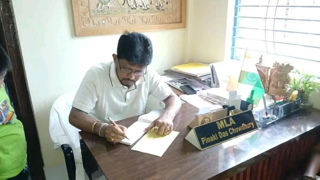 তেলিয়ামুড়া: কল্যাণপুর বিধায়ক পিনাকী দাস চৌধুরীর নিজ ভাতা থেকে অসুস্থের জন্য 1 লক্ষ টাকা সাহায্য