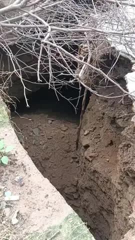 ग्राम ऊंचा गांव में धरती धसक गई है थाना कैलिया क्षेत्र ग्राम ऊंचा गांव