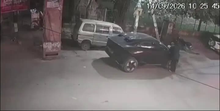 रोहिणी: मुखर्जी नगर में बाइक सवार युवकों ने मोबाइल झपट लिया, CCTV में कैद