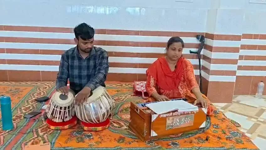 सेवा संकल्प अभियान के अंतर्गत आम्रपाली प्रशिक्षण केंद्र मुजफ्फरपुर के प्रशिक्षक द्वारा बज्जिका भाषा में लोक गीत की प्रस्तुति।
#ashirwadkadiya
#sevasankalpabhiyan
#BiharAabharPM
Samrat Choudhary
Narendra Modi
Information & Public Relations Department, Government of Bihar
#samrat4bjp