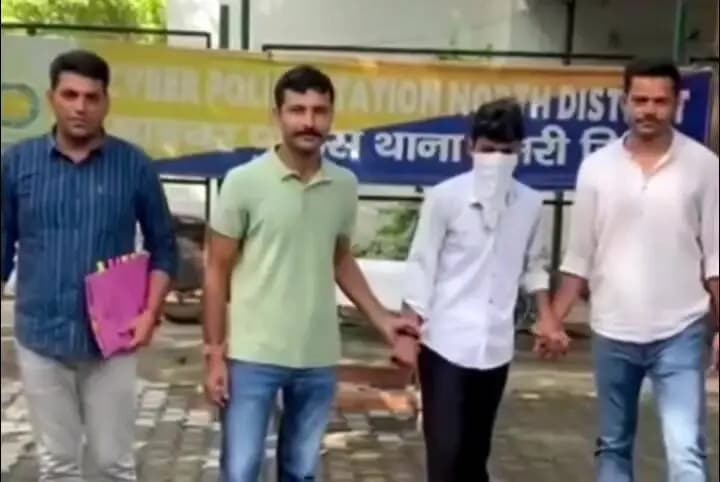 नरेला: दिल्ली में कपड़ा व्यापारी से 9.5 लाख की ऑनलाइन धोखाधड़ी, कर्मचारी गिरफ्तार