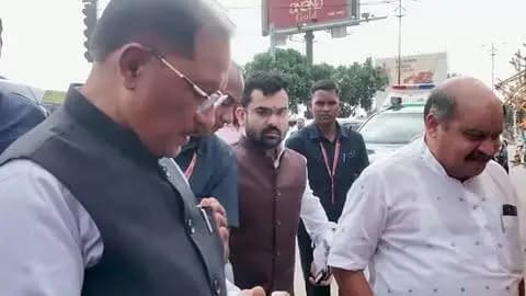 वोकल फॉर लोकल को मिली मजबूती और एक दीया प्रधानमंत्री जी के सेवा के संकल्प से जुड़ गया।
तेलीबांधा मरीन ड्राइव पर मुख्यमंत्री श्री विष्णु देव साय ने बड़ी ही सहजता से स्थानीय दीप विक्रेता मीरा से आत्मीय संवाद कर ‘आशीर्वाद का दीया’ खरीदा और उनके श्रम का सम्मान किया, देखें इसकी झलक…
प्रधानमंत्री श्री नरेंद्र मोदी जी के सेवा और जनकल्याण के संकल्प का स्मरण करते हुए मुख्यमंत्री श्री साय ने 17 सितंबर को आशीर्वाद का दीया जलाकर सेवा संकल्प अभियान 2026 से जुड़ने की अपील भी की।
@PMOIndia @narendramodi @vishnudsai
#सेवा_संकल्प_अभियान #आशीर्वाद_का_दीया #VocalForLocal #SevaSankalpAbhiyan