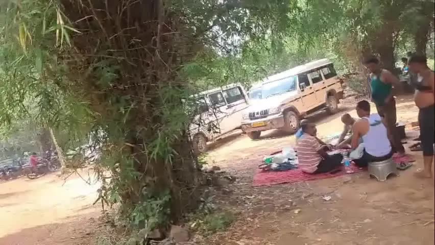 ଅମ୍ବାଭୋନା: ପଶ୍ଚିମଓଡିଶା ର ପ୍ରସିଦ୍ଧ ନୁଆଁଖାଇ ପରେ ପରେ ଆଜି ଭୋଜି ପାଇଁ ଵାରବାଖରା ଜଳପ୍ରପାତ ନିକଟରେ ପର୍ଯ୍ୟଟକ ଙ୍କ ଭୋଜି ପାଇଁ ପ୍ରବଳ ଭିଡ଼