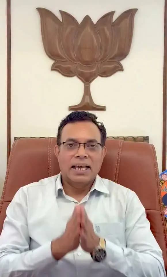 🩸 रक्तदान सेवा-संकल्प अभियान 🩸
17 सितंबर से 17 अक्टूबर तक प्रधानमंत्री श्री नरेंद्र मोदी जी के जन्मदिवस के अवसर पर सेवा, संवेदना और मानवता की भावना से रक्तदान सेवा-संकल्प अभियान का आयोजन किया जा रहा है। यह अभियान समाज में रक्तदान के प्रति जागरूकता और सेवा की भावना को मजबूत करने का प्रेरणादायी माध्यम बन रहा है।
मैं आप सभी से आग्रह करता हूं कि जब भी और जहां भी संभव हो, रक्तदान अवश्य करें। आपका रक्त किसी जरूरतमंद के जीवन में नई उम्मीद बन सकता है, किसी परिवार की खुशियां लौटा सकता है और किसी मां, पिता, भाई या बहन के जीवन की रक्षा कर सकता है।
रक्तदान जीवन बचाने का सबसे बड़ा मानवीय संकल्प है। इसमें किसी जाति, धर्म या वर्ग का भेद नहीं—रक्तदान केवल मानवता और सेवा का धर्म है।
आइए, इस पुनीत अभियान से जुड़कर हम सभी मिलकर जीवन बचाने और मानवता की सेवा का संकल्प लें।
इस जनसेवा के अभियान में सहभागी सभी कार्यकर्ताओं एवं रक्तदाताओं का हार्दिक अभिनंदन एवं आभार।
डॉ. योगेश पंडाग्रे
विधायक, आमला
CM Madhya Pradesh
Jansampark Madhya Pradesh
Directorate of Health Services, Madhya Pradesh
#सेवा_संकल्प_अभियान #SevaSankalpAbhiyan
#JansamparkMP
#बैतूल
#betul