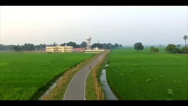 ⚡ ठनका (वज्रपात) से बचाव ही सुरक्षा है! ⚡
बरसात के मौसम में आकाशीय बिजली से खुद को और अपने परिवार को सुरक्षित रखें। थोड़ी सी सावधानी आपकी जान बचा सकती है:
* खुले में न रहें: आसमान में बिजली कड़कते ही तुरंत पक्के मकान या छत के नीचे शरण लें।
* पेड़ और खंभों से दूरी: ऊंचे पेड़, बिजली के खंभे और जलाशयों (पोखर/तालाब) के पास बिल्कुल खड़े न हों।
* खेत में हों तो: घबराकर भागने के बजाय सूखे मेड़ पर जाएं। पैरों के नीचे सूखी लकड़ी, प्लास्टिक या बोरा रखें।
* सुरक्षित मुद्रा (लाइटनिंग क्रॉच): दोनों पंजों को आपस में सटाकर बैठें, कानों को हाथों से ढकें और सिर को नीचे झुका लें (जमीन पर सीधा कभी न सोएं)।
* समूह में न रहें: एक साथ झुंड बनाकर खड़े होने के बजाय एक-दूसरे से पर्याप्त दूरी बना लें।
* इलेक्ट्रॉनिक्स से बचें: वज्रपात के समय मोबाइल या टेलीफोन का इस्तेमाल न करें और बिजली के उपकरणों को प्लग से निकाल दें।
जनहित में जारी। इस जानकारी को अधिक से अधिक शेयर करें और सुरक्षित रहें! 🙏
#VajrapatSuraksha #DisasterManagement #LightningSafety #StaySafe #जनहित_में_जारी
आकाशीय बिजली कड़कते समय इन बातों का विशेष ध्यान रखें:
* तुरंत किसी पक्के मकान में शरण लें।
* ऊंचे पेड़, पोखर और बिजली के खंभों के पास न जाएं।
* खुले मैदान में हों तो पंजों के बल कान बंद कर सिर झुकाकर बैठें, जमीन पर कभी न लेटें।
* धातु वाले छाते और फोन के इस्तेमाल से बचें।
आपकी सजगता ही आपकी सुरक्षा है। अपनों के साथ जरूर शेयर करें! 📢
#BiharDisasterManagement #LightningSafetyTips #वज्रपात_सुरक्षा
