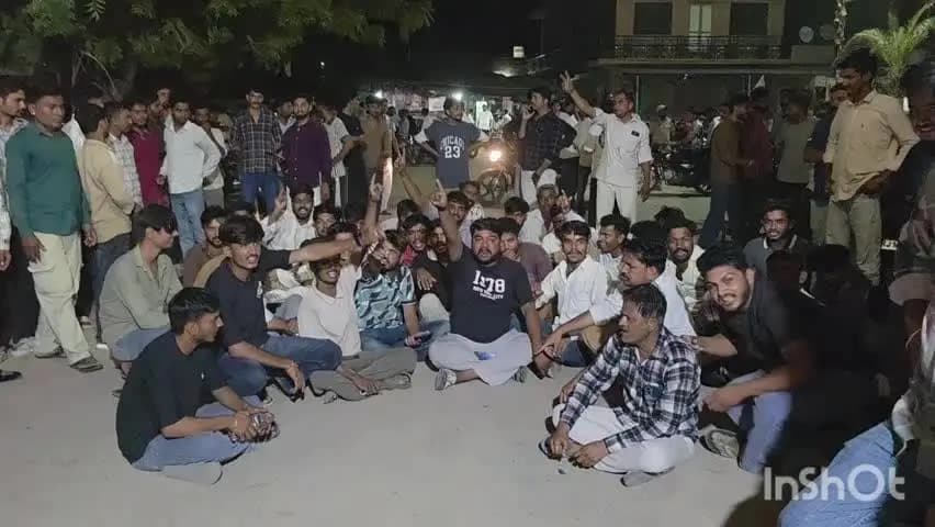 पोकरण: नकली नोट प्रकरण में युवक के साथ SHO द्वारा मारपीट के मामले में माली समाज का पुलिस थाने के बाहर विरोध प्रदर्शन
