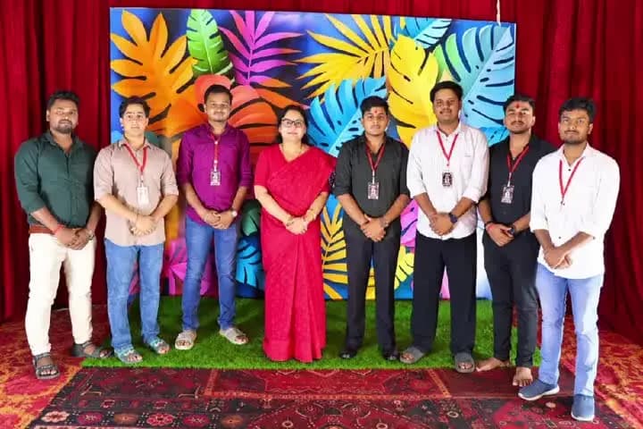 सिमडेगा: सिमडेगा के प्रिंस चौक स्थित गणेश पूजा पंडाल में डीसी महा आरती में शामिल हुईं