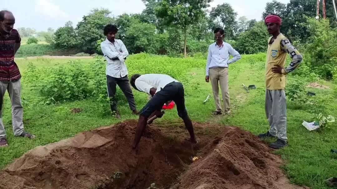 वारासिवनी: रेल हादसे में दोनों पैर गंवाए, बीमारी ने छीना बेटा; बेसहारा मां के अंतिम संस्कार में कोष्टी समाज बना सहारा