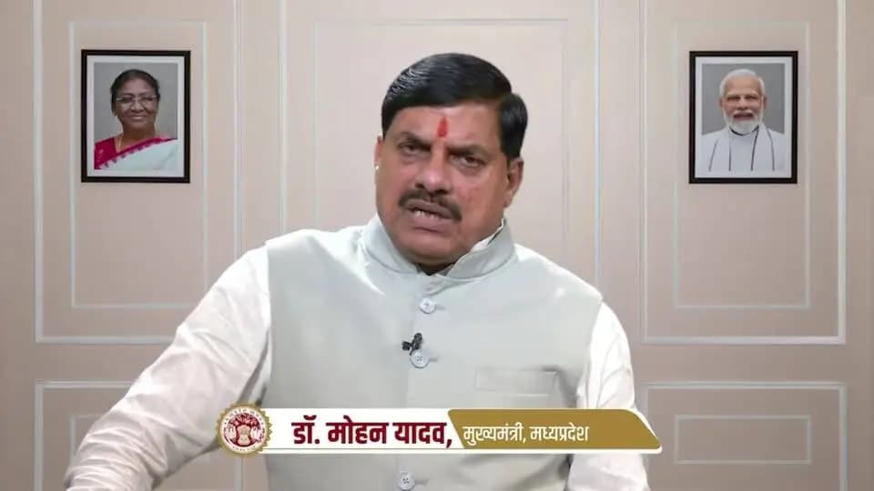 आदरणीय प्रधानमंत्री श्री नरेन्द्र मोदी जी के 25 वर्षों की सेवा व संकल्प यात्रा को पूरा देश स्मरण कर रहा है। प्रधानमंत्री जी के जन्मदिवस के अवसर पर 17 सितंबर से मध्यप्रदेश में 'सेवा संकल्प अभियान' का शुभारंभ होगा। इस शुभ दिन भाजपा के माननीय राष्ट्रीय अध्यक्ष श्री नितिन नवीन जी उज्जैन भी पधार रहे हैं।
आइए, 17 सितंबर की शाम 7 बजे हम सभी अपने-अपने घरों में 'आशीर्वाद का दीया' जरूर जलाएं और विकसित भारत @ 2047 के संकल्प में अपनी भागीदारी निभाएं। मैं भी उज्जैन में दीप प्रज्ज्वलित करूंगा।