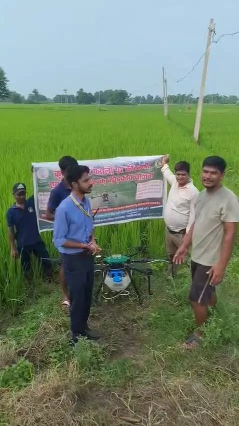 *ड्रोन से फसल सुरक्षा की नई उड़ान, लखीसराय में आधुनिक पौधा संरक्षण को बढ़ावा*
पौधा संरक्षण विभाग की पहल से किसानों को आधुनिक तकनीक का लाभ धान सहित अन्य फसलों में कीटनाशी, रोगनाशी एवं तरल उर्वरकों के समान छिड़काव की सुविधा
खेती को आधुनिक तकनीक से जोड़ने तथा फसलों को कीट, व्याधि, खरपतवार से सुरक्षित रखने के उद्देश्य से कृषि विभाग, बिहार सरकार के पौधा संरक्षण संभाग द्वारा जिले में ड्रोन आधारित फसल छिड़काव को बढ़ावा दिया जा रहा है। विभाग ने जिले के लिए 3675 एकड़ का लक्ष्य निर्धारित किया है जिसके विरुद्ध अब तक किसानों द्वारा 1500 एकड़ के लिए आवेदन किया जा चुका है और वर्तमान खरीफ सीजन में धान के प्रमुख क्षेत्र जैसे हलसी, रामगढ़ चैक, लखीसराय प्रखंड में धान के फसल में कीट, व्याधि एवं खरपतवार प्रबंधन के साथ-साथ आवश्यकता के अनुसार तरल उर्वरकों हेतु चरण बध तरीके से छिड़काव कार्य प्रगति पर है।
आधुनिक तकनीक के प्रति जिले के लाभुक किसान मनीष कुमार, प्रदीप कुमार, राजादेव कुमार, सावित्री देवी, अशोक कुमार, शिववालक पासवान में उत्साह, हर्ष एवं संतोष भी देखा जा रहा है।
कृषि ड्रोन से छिड़काव के लिए सरकार को लागत 419 रुपए प्रति एकड़ आती है परंतु इसमें बड़ी राहत देते हुए किसानों को 50% अनुदानित दर से केवल 410 रुपए प्रति एकड़ का भुगतान करना होगा। शेष राशि अनुदान के रूप में सरकार द्वारा देय है।
*सहायक निदेशक, पौधा संरक्षण, लखीसराय, श्री अंकित आनंद* ने बताया कि पारंपरिक विधि से हाथ अथवा मैनुअल स्प्रेयर द्वारा छिड़काव में अधिक श्रम एवं समय की आवश्यकता होती है। वहीं ड्रोन के माध्यम से मात्र 5 से 6 मिनटों में और केवल 10 लीटर पानी से एक एकड़ क्षेत्र में एक समान छिड़काव किया जा सकता है। इससे किसानों के समय, श्रम, कीटनाशी, पानी की बचत के साथ खेत में प्रवेश किए बिना फसल पर आवश्यक पौधा संरक्षण सामग्री का छिड़काव संभव होता है। यह किसान की आय दोगुनी करने ने अहम भूमिका निभा सकता है।
किसानों की फसल सुरक्षा, लागत में कमी तथा समय पर पौधा संरक्षण कार्य सुनिश्चित करने के लिए विभाग द्वारा आवश्यक तकनीकी मार्गदर्शन एवं जागरूकता लगातार जारी रहेगी।
इस योजना का लाभ उठाने के लिए रैयत अथवा गैर रैयत किसान, कृषि विभाग के आधिकारिक डीबीटी पोर्टल पर स्व घोषणा पत्र भर कर आवेदन कर सकते है।
पौधा संरक्षण विभाग की ओर से किसानों से अपील की गई है कि वे विभागीय योजनाओं का लाभ उठाते हुए आधुनिक तकनीक, समेकित कीट प्रबंधन (IPM), संतुलित उर्वरक उपयोग तथा वैज्ञानिक फसल प्रबंधन को अपनाएं।
#CMOBihar
#DM_Lakhisarai
#ADM_Lakhisarai
#GovernmentScheme
#ashirwadkadiya
#sevasankalpabhiyan
#बिहार_आभार_पीएम
#सेवा_संकल्प_अभियान Samrat Choudhary