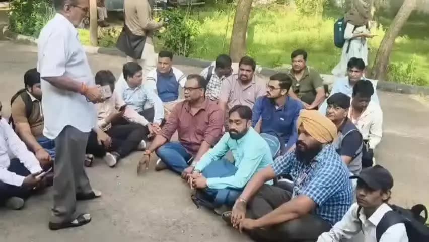 लाडपुरा: कोटा में पत्रकारों से मारपीट के बाद धरने पर बैठे पत्रकार, विधायक संदीप शर्मा और शहर जिला अध्यक्ष राखी गौतम पहुंचे