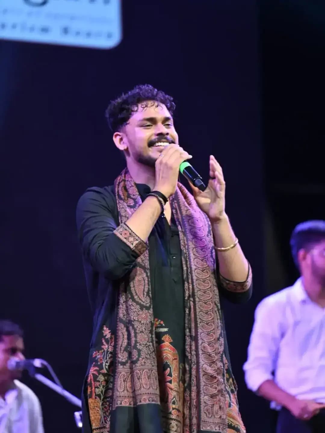 चक्रधर समारोह की तीसरी शाम छत्तीसगढ़ी गीतों से हुई संगीतमय शुरुआत
नीलेश जोगी म्यूजिकल ग्रुप ने छत्तीसगढ़ी लोकधुनों से बांधा समां, गायकी और वाद्य यंत्रों ने बिखेरी मिठास
#chakradharsamaroh2026 #chakradharsamarohraigarh #41chakradharsamaroh #raigarh