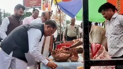 वोकल फॉर लोकल को मिली मजबूती और एक दीया प्रधानमंत्री जी के सेवा के संकल्प से जुड़ गया।
तेलीबांधा मरीन ड्राइव पर मुख्यमंत्री श्री विष्णु देव साय ने बड़ी ही सहजता से स्थानीय दीप विक्रेता मीरा से आत्मीय संवाद कर ‘आशीर्वाद का दीया’ खरीदा और उनके श्रम का सम्मान किया, देखें इसकी झलक…
प्रधानमंत्री श्री नरेंद्र मोदी जी के सेवा और जनकल्याण के संकल्प का स्मरण करते हुए मुख्यमंत्री श्री साय ने 17 सितंबर को आशीर्वाद का दीया जलाकर सेवा संकल्प अभियान 2026 से जुड़ने की अपील भी की।
@PMOIndia @narendramodi @vishnudsai
#सेवा_संकल्प_अभियान #आशीर्वाद_का_दीया #VocalForLocal #SevaSankalpAbhiyan #ViksitChhattisgarh Sushasansarkar AshirwadKaDiya NarendraModi VishnuDeoSai