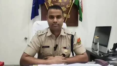 चित्तौड़गढ़, 16 सितंबर 2026 । सड़क सुरक्षा एवं यातायात नियमों के प्रति आमजन में जागरूकता बढ़ाने के उद्देश्य से सुभाष चौक, चित्तौड़गढ़ पर ‘ड्राइवर सम्मान दिवस’ मनाया गया। इस दौरान यातायात पुलिस द्वारा वाहन चालकों को सड़क सुरक्षा के प्रति जागरूक करते हुए यातायात नियमों की पालना के लिए प्रेरित किया गया।