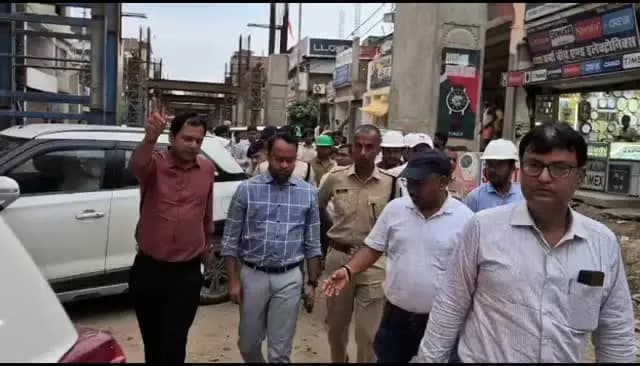 जिला पदाधिकारी तथा वरीय पुलिस अधीक्षक ने डबल डेकर निर्माण कार्य का किया निरीक्षण, 24 घंटे तीन शिफ्ट में कार्य कराने का दिया निर्देश
छपरा 16 सितंबर 2026
जिला पदाधिकारी सारण श्री वैभव श्रीवास्तव तथा वरीय पुलिस अधीक्षक श्री रौशन कुमार ने आज डबल डेकर पुल के रामलीला मठिया, पुराने बस स्टैंड के समीप से भिखारी ठाकुर चौक तक पूरे निर्माण क्षेत्र का निरीक्षण किया। निरीक्षण के क्रम में उन्होंने बिहार राज्य पुल निर्माण निगम के परियोजना निदेशक को निर्माण कार्य में तेजी लाने तथा दिन-रात 24 घंटे तीन शिफ्ट में कार्य कराने का निर्देश दिया। उन्होंने श्रमिकों एवं मशीनों की संख्या बढ़ाकर दोनों तरफ की सड़क, ड्रेनेज, गोलंबर, क्लिपिंग, बाइंडिंग एवं कंक्रीट सहित सभी कार्यों को शीघ्र पूरा करने को कहा। जलजमाव वाले स्थानों पर तत्काल पंप लगाकर पानी निकालने तथा आवश्यकतानुसार ड्रेनेज की व्यवस्था दुरुस्त करने का निर्देश दिया गया, ताकि आम लोगों को आवागमन में परेशा�