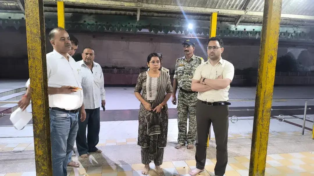 मुख्य कार्यपालन अधिकारी जिला पंचायत श्रीमती अर्चना कुमारी ने आज सायं "सेवा संकल्प अभियान" के अंतर्गत आयोजित होने वाले कार्यक्रम की तैयारियों का जायजा लिया। इस दौरान उन्होंने कार्यक्रम से जुड़े विभिन्न स्थलों का निरीक्षण कर व्यवस्थाओं की जानकारी ली। उन्होंने संबंधित अधिकारियों एवं कर्मचारियों से तैयारियों के संबंध में जानकारी प्राप्त की तथा आवश्यक दिशा-निर्देश दिए। उन्होंने कार्यक्रम स्थल पर साफ-सफाई, पौधारोपण, श्रमदान एवं अन्य व्यवस्थाओं को समयबद्ध रूप से पूर्ण करने के निर्देश दिए। उन्होंने कहा कि कार्यक्रम के सफल आयोजन के लिए सभी आवश्यक व्यवस्थाएं सुनिश्चित की जाएं। इस अवसर पर अनुविभागीय अधिकारी राजस्व पुष्पराजगढ़ श्री वसीम अहमद भट, जन अभियान परिषद के जिला समन्वयक श्री उमेश पाण्डेय सहित अन्य अधिकारी उपस्थित थे।
#anuppur
#सेवा_संकल्प_अभियान
#SevaSankalpAbhiyan
#AshirwadKaDiya