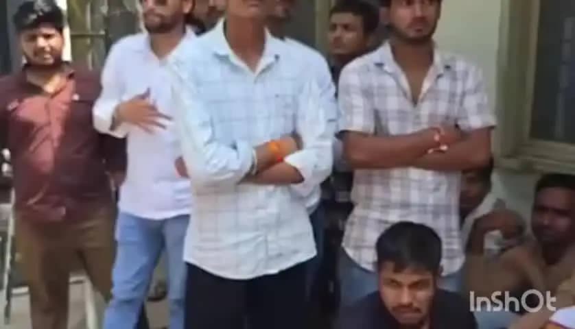 अटेर: छात्र नेता विपिन यादव के खिलाफ प्राथमिकी के विरोध में छात्रों ने सिटी कोतवाली में प्रदर्शन कर धरना दिया