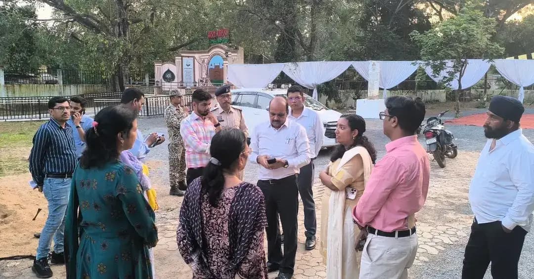 राष्ट्रव्यापी सेवा संकल्प अभियान के तहत 17 सितम्बर को महासमुंद जिले में आयोजित होने वाले ‘आशीर्वाद का दीया’ कार्यक्रम को लेकर तैयारियां अंतिम चरण में हैं। कार्यक्रम का जिला स्तरीय आयोजन अटल परिसर, महासमुंद में किया जाएगा।
प्रभारी कलेक्टर एवं जिला पंचायत सीईओ सुश्री अनुपमा आनंद ने आज अटल परिसर पहुंचकर कार्यक्रम स्थल का निरीक्षण किया और अंतिम तैयारियों का जायजा लिया। उन्होंने कार्यक्रम स्थल की व्यवस्थाओं, दीप प्रज्ज्वलन, बैठक व्यवस्था, प्रकाश व्यवस्था सहित अन्य आवश्यक व्यवस्थाओं की जानकारी ली।
#सेवा_संकल्प_अभियान #आशीर्वाद_का_दीया #SevaSankalpAbhiyan #AshirwadKaDiya