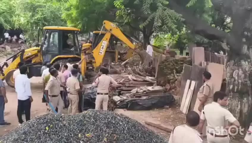 रौन: रेल विभाग ने पुराने रेलवे स्टेशन पर अतिक्रमण विरोधी अभियान चलाया, जेसीबी से ठेले-गुमठियां हटाईं