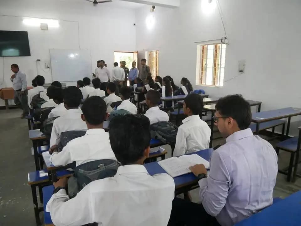 विद्यार्थियों के बीच, विद्यार्थी बनकर जिलाधिकारी उनके साथ बैठे।
मॉडल स्कूल के निरीक्षण के दौरान जिलाधिकारी श्री तनय सुल्तानिया ने व्यवस्थाओं का जायजा लेने के साथ-साथ कक्षा में विद्यार्थियों के बीच बैठकर उनके साथ सीखने के अनुभव को करीब से महसूस किया।यह सहजता और आत्मीयता विद्यार्थियों के लिए भी एक यादगार क्षण बनी।
निरीक्षण का उद्देश्य केवल व्यवस्थाओं को देखना नहीं, बल्कि विद्यार्थियों की जरूरतों और अनुभवों को समझना भी रहा।