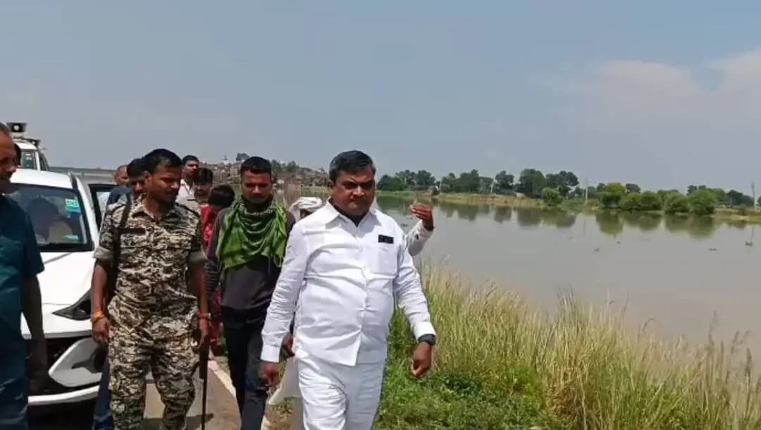 घाट कुसुंभा: घाटकोसुम्भा में बाढ़ के मुद्दे पर सत्ता पक्ष-विपक्ष एक मंच पर, ‘बाढ़ग्रस्त क्षेत्र घोषित करो’ की एकजुट मांग