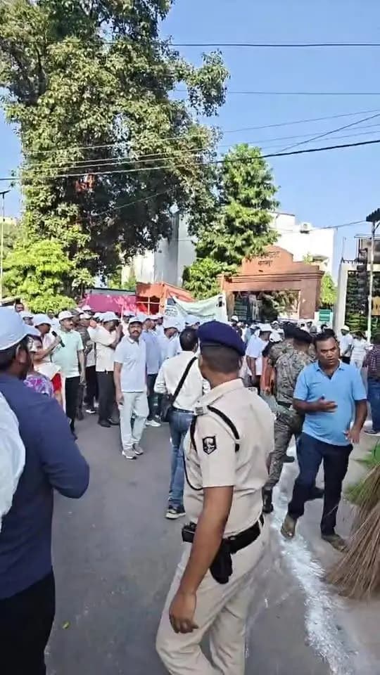 🚩 भागलपुर में स्वच्छता सेवा 2026 के तहत आयोजित जागरूकता रैली को जिलाधिकारी श्रीमती अलंकृता पांडेय ने हरी झंडी दिखाकर रवाना किया।
इस अवसर पर अधिकारियों, कर्मचारियों एवं आमजनों ने स्वच्छता के प्रति जागरूकता का संदेश दिया और स्वच्छ एवं सुंदर भागलपुर के निर्माण का संकल्प लिया।
स्वच्छता अपनाएं, स्वस्थ रहें और अपने शहर को स्वच्छ रखें। 🇮🇳
Information & Public Relations Department, Government of Bihar
#स्वच्छतासेवा2026 #SwachhataSeva #स्वच्छभागलपुर #स्वच्छभारत #भागलपुर #स्वच्छताअभियान #जागरूकरैली #CleanBhagalpur