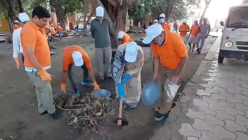 भिंड नगर: सांसद ने अधिकारियों और समाज सेवियों के साथ की धर्मपुरी मुक्तिधाम परिसर सफ़ाई