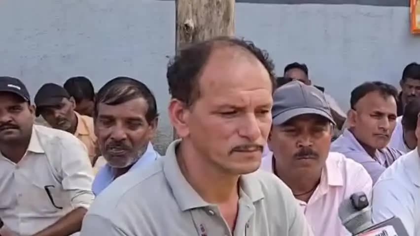 रुद्रपुर: काम पर वापसी की मांग को लेकर एपेक्स बिल्ड्स कंपनी के श्रमिक बैठे धरने पर, श्रमिक नेता भरत जोशी