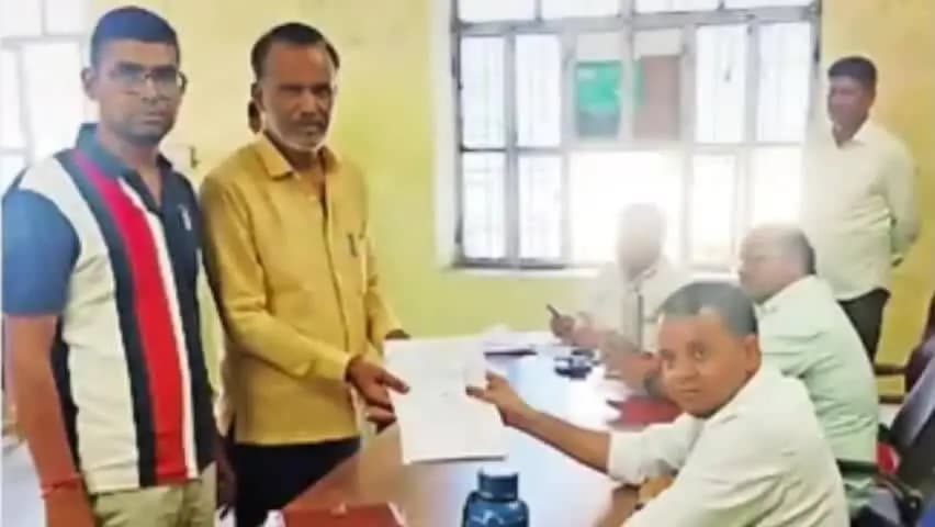 हिण्डोली: हिंडोली नगर पालिका अध्यक्ष पद के लिए भाजपा से लोकेश सैनी और कांग्रेस से हनुमान व्यास ने भरा नामांकन