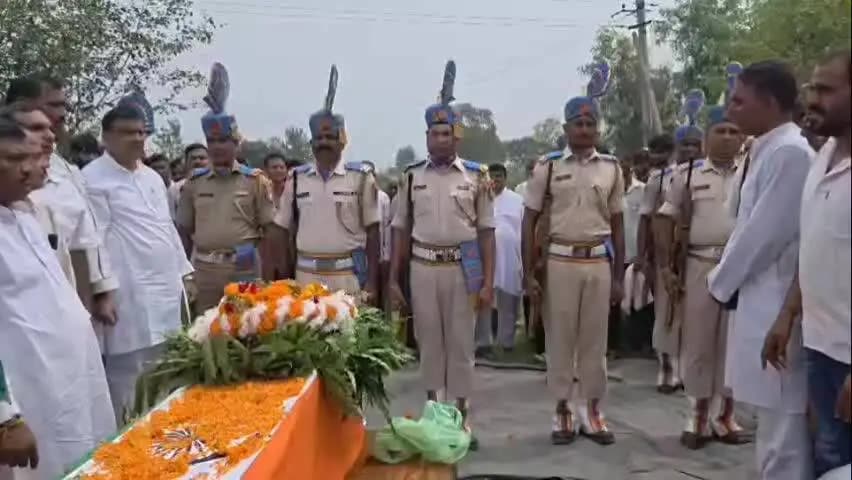 हसनपुर: ड्यूटी के दौरान सीआरपीएफ जवान की मौत, शव घर पहुंचते ही परिवार में मचा कोहराम, राजकीय सम्मान के साथ हुई अंतिम विदाई