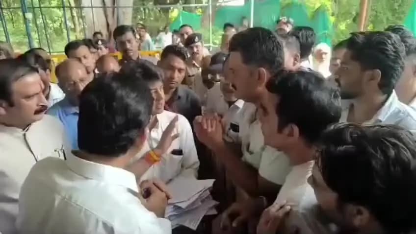 गुना नगर: खाद संकट पर किसान बोले, 'जिंदगी हो गई माला पहनाते-पहनाते'; सिंधिया ने कलेक्टर से कहा, 'नंबर नोट करें'
