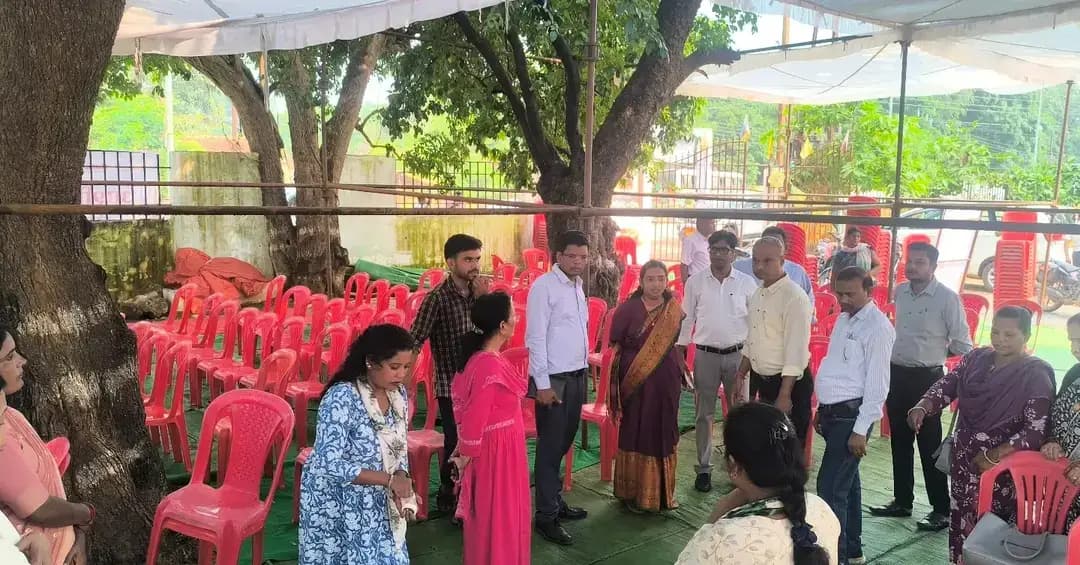 आज शाम रोशन होगा छत्तीसगढ़
सेवा संकल्प अभियान की शुरुआत आज से हो रही है... महासमुन्द शहर में अटल परिसर 8 हजार दीपों से जगमगाएगा... प्रभारी कलेक्टर सुश्री अनुपमा आनंद और एसडीएम अक्षा गुप्ता और अधिकारियों ने अंतिम तैयारियां का जायजा लिया...
#आशीर्वाद_का_दीया #सेवा_संकल्प_अभियान #SevaSankalpAbhiyan #JanSeva