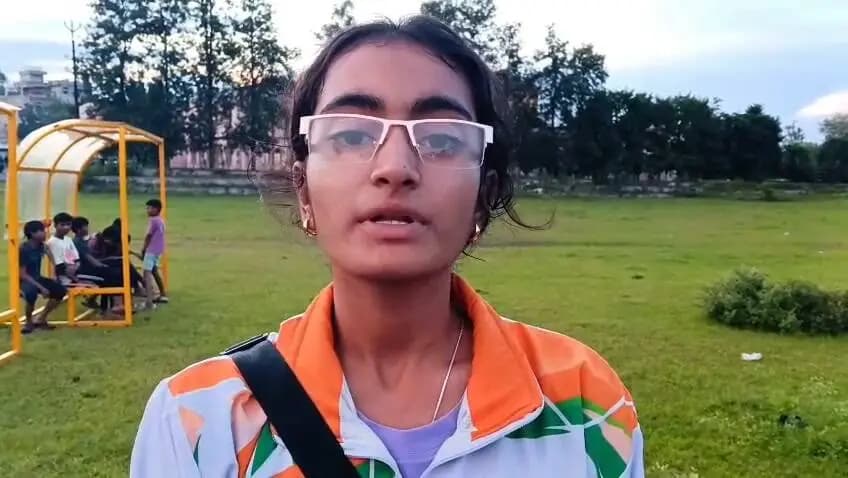 डिंडौरी जिले की कराटे खिलाड़ी गरिमा भारद्वाज ने बेहतर खेल सुविधाएं एवं गुणवत्तापूर्ण प्रशिक्षण मिलने से राष्ट्रीय स्तर पर खेलने का अवसर प्राप्त करने पर प्रसन्नता व्यक्त की है।
गरिमा भारद्वाज ने कहा कि शासन द्वारा उपलब्ध कराई जा रही खेल सुविधाओं और बेहतर प्रशिक्षण से खिलाड़ियों को अपनी प्रतिभा निखारने तथा राष्ट्रीय स्तर पर अपनी पहचान बनाने का अवसर मिल रहा है। उन्होंने इसके लिए माननीय प्रधानमंत्री श्री नरेंद्र मोदी एवं माननीय मुख्यमंत्री डॉ. मोहन यादव के प्रति हृदय से आभार व्यक्त किया।
#Dindori #Sevasankalp #KaratePlayer #GarimaBhardwaj #SportsDevelopment #SportsFacilities #QualityTraining #NationalLevel #KhelMahakumbh #MPGovernment #MadhyaPradesh #PMNarendraModi #CMMohanYadav #KheloMP #Athletes #YouthEmpowerment