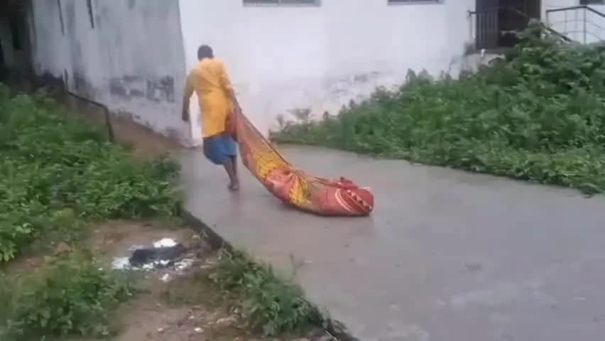 बक्सर: बिहार के बक्सर में पोस्टमार्टम हाउस के बाहर लाश घसीटने का वीडियो वायरल, कर्मचारी बोला- अकेले काम करना मेरी मजबूरी