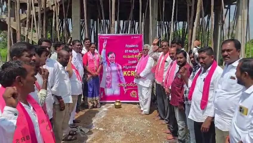 సారంగాపూర్: గిరిజనుల రిజర్వేషన్ పెంపుపై కేసీఆర్ చిత్రపటానికి క్షీరాభిషేకం