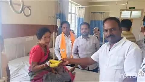 పరిగి: ప్రధాని నరేంద్ర మోడీ జన్మదిన సందర్భంగా పరిగి ప్రభుత్వ ఆసుపత్రిలో రోగులకు పండ్లు పంపిణీ చేసిన భాజపా నాయకులు